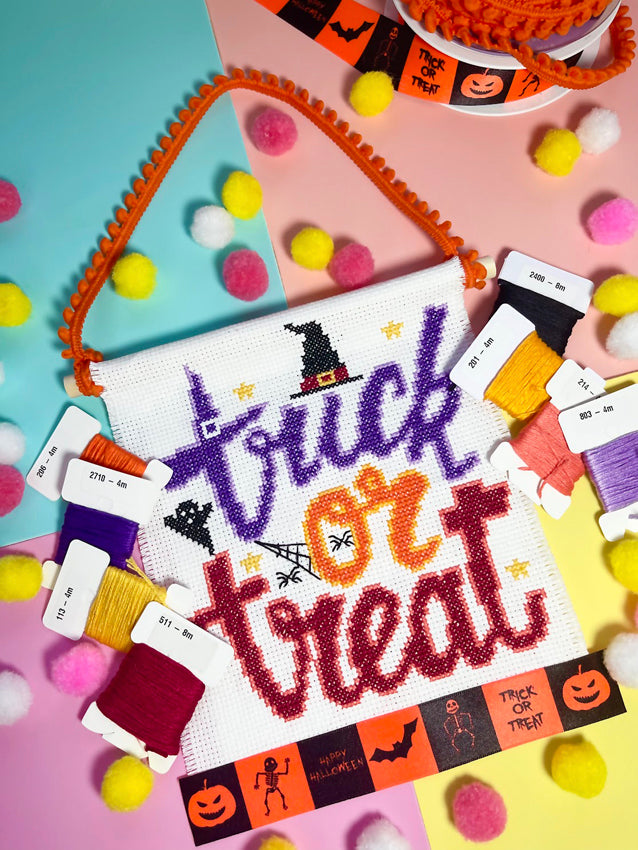 Kit de point de croix moderne Halloween « Trick or Treat »